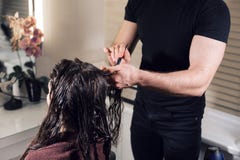 De man van de close-upkapper maakt kapsel voor jonge vrouw in schoonheidssalon royalty-vrije stock foto De man van de close-upkapper maakt kapsel voor jonge vrouw in schoonheidssalon royalty-vrije stock foto