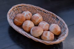 De mand van broodjes is op de lijst stock fotografie De mand van broodjes is op de lijst stock fotografie