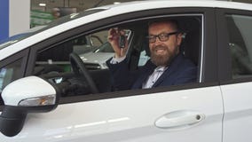 De mannelijke klant toont sleutel door het autoraam stock foto De mannelijke klant toont sleutel door het autoraam stock foto