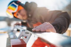 De mannelijke skiër controleert skis alvorens te skien, de wintersport royalty-vrije stock foto's De mannelijke skiër controleert skis alvorens te skien, de wintersport royalty-vrije stock foto's