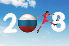 De mannelijke voetballer schopt een het voetbalbal van Rusland Stock Foto's De mannelijke voetballer schopt een het voetbalbal van Rusland Stock Foto's