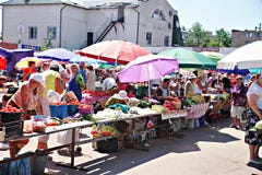 De markt van Poltava, de Oekraïne - 05 augustus 2015 stock afbeelding De markt van Poltava, de Oekraïne - 05 augustus 2015 stock afbeelding
