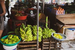 De markten van de fruitstraat in Vietnam, Zuidoost-Azië Van de straatfruit en noot verkoop in de markten van de toeristensteden v stock foto De markten van de fruitstraat in Vietnam, Zuidoost-Azië Van de straatfruit en noot verkoop in de markten van de toeristensteden v stock foto
