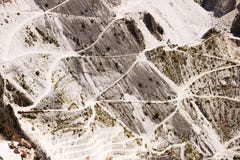 De marmeren steengroeven van Carrara op de bergen van de Apuan-Alpen Wegen van toegang tot plaatsen van extractie royalty-vrije stock afbeeldingen De marmeren steengroeven van Carrara op de bergen van de Apuan-Alpen Wegen van toegang tot plaatsen van extractie royalty-vrije stock afbeeldingen
