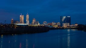 1º de março de 2017 - Capitólio e skyline do estado de Indianapolis no crepúsculo ao longo do parque estadual de White River foto de stock 1º de março de 2017 - Capitólio e skyline do estado de Indianapolis no crepúsculo ao longo do parque estadual de White River foto de stock