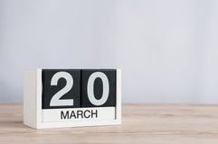 20 de março Dia 20 do mês, calendário de madeira no fundo claro Dia de mola, espaço vazio para o texto Fotos de Stock