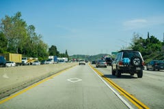 16 de março de 2017 - Los Angeles /CA/USA - conduzindo nas autoestrada de Los Angeles County na pista de carpool fotos de stock 16 de março de 2017 - Los Angeles /CA/USA - conduzindo nas autoestrada de Los Angeles County na pista de carpool fotos de stock