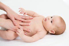 De massage van de baby Mamma die kindbuik masseren Behandeling van koliek Royalty-vrije Stock Fotografie De massage van de baby Mamma die kindbuik masseren Behandeling van koliek Royalty-vrije Stock Fotografie