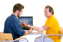 De medische professionele werken met patiënt in geel Testende functie van wapen-prothese stock afbeelding De medische professionele werken met patiënt in geel Testende functie van wapen-prothese stock afbeelding