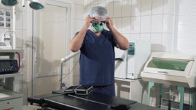 De medische uitrustingen zijn in de handen van een arts in de kliniek Kenmerkend materiaal in de chirurgische ruimte De chirurgen stock footage De medische uitrustingen zijn in de handen van een arts in de kliniek Kenmerkend materiaal in de chirurgische ruimte De chirurgen stock footage