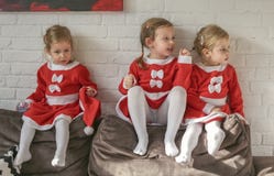 De meisjes, kleedden zich voor Santa Claus stock afbeeldingen De meisjes, kleedden zich voor Santa Claus stock afbeeldingen
