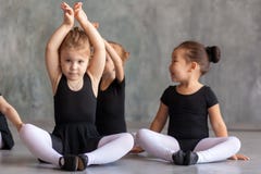 De meisjes rekken zich vóór een ballet uit stock foto De meisjes rekken zich vóór een ballet uit stock foto