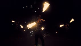 De meisjes spinnen brand fonkelend vuurwerk en het dansen De brand toont prestaties stock videobeelden De meisjes spinnen brand fonkelend vuurwerk en het dansen De brand toont prestaties stock videobeelden