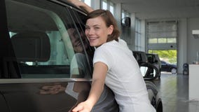 De meisjesklant geniet van aankoop, Portret gelukkige koper, het autohandel drijven, vrouwelijke het kopen nieuwe auto, autoverko stock footage De meisjesklant geniet van aankoop, Portret gelukkige koper, het autohandel drijven, vrouwelijke het kopen nieuwe auto, autoverko stock footage