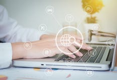 De meisjeszitting bij de computer en maakt online het winkelen stock afbeelding De meisjeszitting bij de computer en maakt online het winkelen stock afbeelding