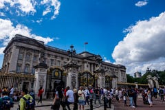 De menigte van toeristen bij Buckingham Palace stock afbeeldingen De menigte van toeristen bij Buckingham Palace stock afbeeldingen