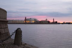 De mening van de dijk van de rivier Neva is verfraaid met graniet en ankerkettingen bij zonsondergang De lente Heilige-Petersburg stock foto's De mening van de dijk van de rivier Neva is verfraaid met graniet en ankerkettingen bij zonsondergang De lente Heilige-Petersburg stock foto's