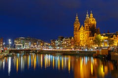 De mening van de nachtstad van Basiliek van Sinterklaas stock fotografie De mening van de nachtstad van Basiliek van Sinterklaas stock fotografie