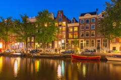 De mening van de nachtstad van het kanaal van Amsterdam met het Nederlands royalty-vrije stock foto's De mening van de nachtstad van het kanaal van Amsterdam met het Nederlands royalty-vrije stock foto's