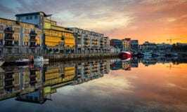 De mening van de ochtend over het Dok van Galway met boten royalty-vrije stock afbeelding De mening van de ochtend over het Dok van Galway met boten royalty-vrije stock afbeelding