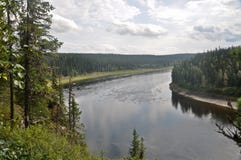 De mening van de rivier Shchugor op bovenkant stock afbeeldingen De mening van de rivier Shchugor op bovenkant stock afbeeldingen