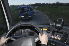 De mening van de vrachtwagen door voorruit stock foto's De mening van de vrachtwagen door voorruit stock foto's