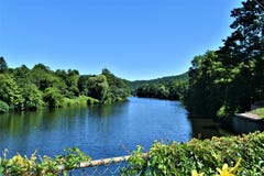 De mening van de Deerfieldrivier van Brug van Fowers, Shelburne valt, Franklin County, Massacusetts, Verenigde Staten, de V.S. stock afbeeldingen De mening van de Deerfieldrivier van Brug van Fowers, Shelburne valt, Franklin County, Massacusetts, Verenigde Staten, de V.S. stock afbeeldingen
