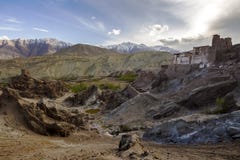 De mening van Lamayuru-klooster Mooie luchtmening van landt, Himalayan-bergachtergrond, Ladakh, Jammu en Kashmir, India op de maa Royalty-vrije Stock Afbeeldingen De mening van Lamayuru-klooster Mooie luchtmening van landt, Himalayan-bergachtergrond, Ladakh, Jammu en Kashmir, India op de maa Royalty-vrije Stock Afbeeldingen