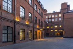 De mening van de nacht Moderne die zolder-Stijl bureaus in het oude fabrieksgebouw worden gevestigd Rode baksteenhuizen wijnoogst stock foto De mening van de nacht Moderne die zolder-Stijl bureaus in het oude fabrieksgebouw worden gevestigd Rode baksteenhuizen wijnoogst stock foto