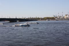 De mening van de rivier, de brug en de boten stock afbeelding De mening van de rivier, de brug en de boten stock afbeelding