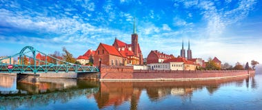 De mening van Wroclawpolen bij Tumski-eiland royalty-vrije stock afbeeldingen De mening van Wroclawpolen bij Tumski-eiland royalty-vrije stock afbeeldingen
