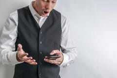 De mens bekijkt geschokt, verrast, loooking zijn slimme telefoon royalty-vrije stock foto's De mens bekijkt geschokt, verrast, loooking zijn slimme telefoon royalty-vrije stock foto's