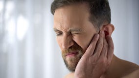De mens die zijn pijnlijk oor houden, die aan otitis, plotseling verlies van het gehoor lijden, sluit omhoog stock fotografie De mens die zijn pijnlijk oor houden, die aan otitis, plotseling verlies van het gehoor lijden, sluit omhoog stock fotografie