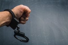 de mens dient handcuffs in stock fotografie de mens dient handcuffs in stock fotografie