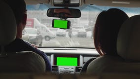 De mens drijft auto, is de vrouw op passagierszetel het paar gaat van stad uit Achter mening stock videobeelden De mens drijft auto, is de vrouw op passagierszetel het paar gaat van stad uit Achter mening stock videobeelden