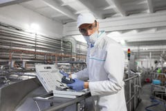De mens in een witte robe en een GLB maken van apparaat vormen stock afbeelding De mens in een witte robe en een GLB maken van apparaat vormen stock afbeelding