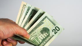 De mens geeft een handvol van geld stock afbeelding De mens geeft een handvol van geld stock afbeelding