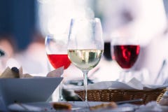 De mens giet champagne in een glas van een fles royalty-vrije stock afbeelding De mens giet champagne in een glas van een fles royalty-vrije stock afbeelding