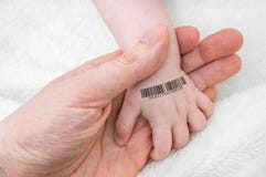 De mens houdt hand van een baby met streepjescode op het Genetisch het klonen concept royalty-vrije stock afbeeldingen De mens houdt hand van een baby met streepjescode op het Genetisch het klonen concept royalty-vrije stock afbeeldingen