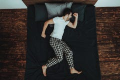 De mens imiteert het Lopen op Bed royalty-vrije stock afbeeldingen De mens imiteert het Lopen op Bed royalty-vrije stock afbeeldingen