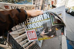 De mens koopt een krant van Matrijzenbild van perskiosk na Londen De mens koopt een krant van Matrijzenbild van perskiosk na Londen