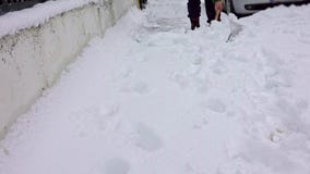 De mens met sneeuwschop maakt stoepen in de winter schoon stock videobeelden De mens met sneeuwschop maakt stoepen in de winter schoon stock videobeelden