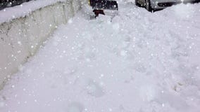 De mens met sneeuwschop maakt stoepen in de winter schoon stock video De mens met sneeuwschop maakt stoepen in de winter schoon stock video