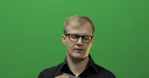 De mens ontving papiergeld voor een belangrijke overeenkomst E stock footage De mens ontving papiergeld voor een belangrijke overeenkomst E stock footage