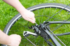De mens past de derailleurfiets aan stock afbeeldingen De mens past de derailleurfiets aan stock afbeeldingen
