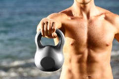De mens van de Crossfitgeschiktheid opleiding met kettlebell stock foto's De mens van de Crossfitgeschiktheid opleiding met kettlebell stock foto's