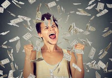 De mens viert succes onder geldregen die onderaan dollarrekeningen vallen stock afbeeldingen De mens viert succes onder geldregen die onderaan dollarrekeningen vallen stock afbeeldingen