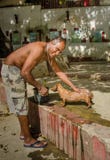 De mens wast zijn hond bij een lokaal park in Havana Royalty-vrije Stock Afbeelding De mens wast zijn hond bij een lokaal park in Havana Royalty-vrije Stock Afbeelding