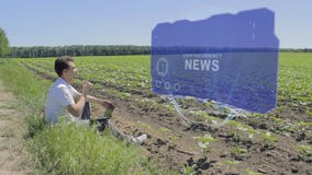 De mens werkt aan de holografische vertoning van HUD met het nieuws van tekstcryptocurrency op de rand van het gebied royalty-vrije illustratie De mens werkt aan de holografische vertoning van HUD met het nieuws van tekstcryptocurrency op de rand van het gebied royalty-vrije illustratie