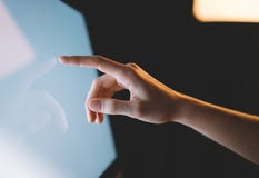 De menselijke vinger die op het gloeiende computerscherm richten met blauw en onduidelijk beeldgevolgen flakkert zijaanzichtclose stock foto De menselijke vinger die op het gloeiende computerscherm richten met blauw en onduidelijk beeldgevolgen flakkert zijaanzichtclose stock foto